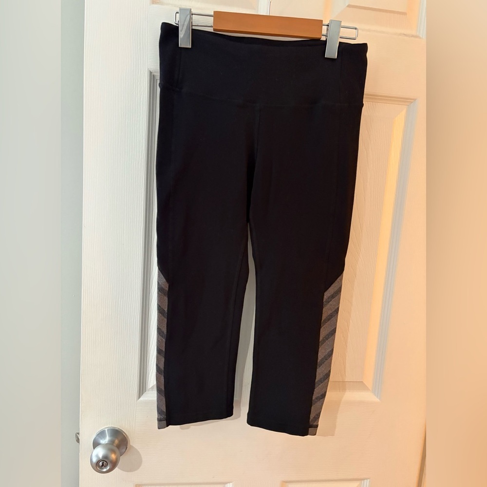 Alo yoga black cropped legging size medium 19” inseam
